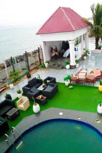 een luchtzicht op een huis met een zwembad bij New View Beach Hotel and Resort Lekki Lagos in Lagos