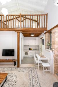 un salon avec une table et une cuisine dans l'établissement Villa del Capo Suites, à Rhodes