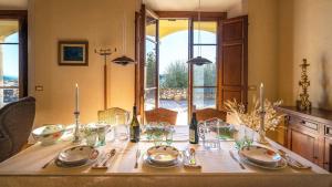 Majoituspaikan Ferienhaus für 7 Personen ca 230 qm in Pescia, Toskana Provinz Pistoia ravintola tai vastaava paikka