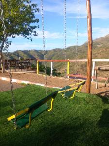 Un columpio en un parque infantil con vistas en La ferme familiale Atmani, en El Kseur 3 fotos más