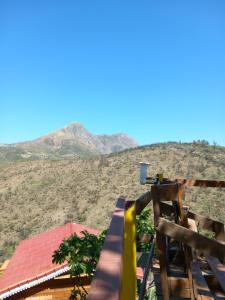 vista dal ponte di una casa con montagne sullo sfondo di La ferme familiale Atmani a El Kseur