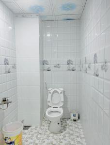 Een badkamer bij NHÀ NGHỈ NHẬT ANH