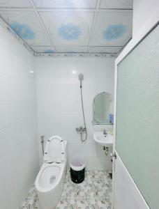 Een badkamer bij NHÀ NGHỈ NHẬT ANH