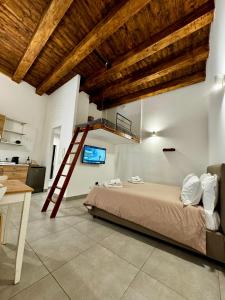 een slaapkamer op zolder met een bed en een ladder bij Palermo Inn Boutique in Palermo