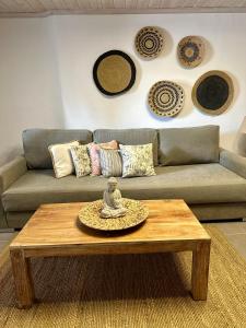 sala de estar con sofá y mesa de centro en Raffar luxury houses Psarou en Platis Yialos Mykonos