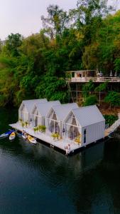 Tha Kradan的住宿－RaftDara Erawan Resort，水面上一个船坞上的房屋的图像