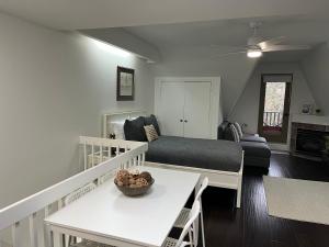Prostor za sedenje u objektu Bright, Private, Peaceful Suite with Retail Conveniences Steps Away