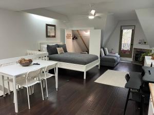 ein Wohnzimmer mit einem Sofa und einem Tisch in der Unterkunft Bright, Private, Peaceful Suite with Retail Conveniences Steps Away in Toronto
