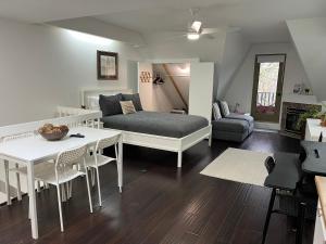 Posezení v ubytování Bright, Private, Peaceful Suite with Retail Conveniences Steps Away