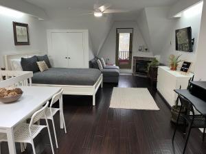 ein Schlafzimmer mit einem Bett und ein Wohnzimmer in der Unterkunft Bright, Private, Peaceful Suite with Retail Conveniences Steps Away in Toronto