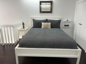 Krevet ili kreveti u jedinici u okviru objekta Bright, Private, Peaceful Suite with Retail Conveniences Steps Away