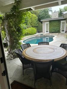 a patio with a table and chairs and a pool at Luxury guest suite in Beverly Hills in Beverly Hills