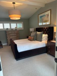 a bedroom with a large bed in a room at Luxury guest suite in Beverly Hills in Beverly Hills