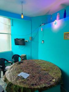 Televisyen dan/atau pusat hiburan di Pavithra cottage munnar +10 gambar
