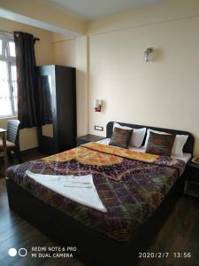 een hotelkamer met een bed in een kamer bij Sagarmatha Homestay in Darjeeling