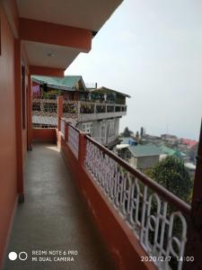 een balkon van een gebouw met uitzicht op de stad bij Sagarmatha Homestay in Darjeeling
