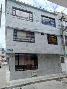 un edificio con ventanas laterales en HOSPEDAJE SiLOM, en Bogotá