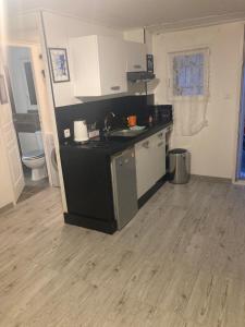 Η κουζίνα ή μικρή κουζίνα στο Studio agréable et paisible