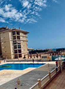 una piscina frente a un edificio en Luksusowy Apartament La Mata Vinamar VII, en La Mata
