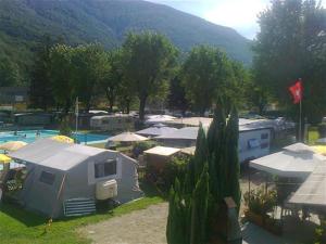 grupa namiotów i ośrodek z basenem w obiekcie Camping Alex w mieście Cadenazzo