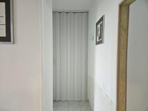 een hal met witte muren en een witte radiator bij Casa delle Calle in Torre Annunziata