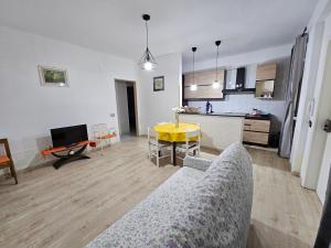 een woonkamer met een bank en een gele tafel bij Casa delle Calle in Torre Annunziata