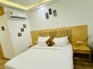 A bed or beds in a room at MoonLight Grand Anukampa