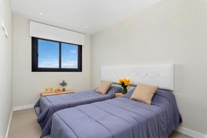 two beds in a white room with a window at Luxe Appartement Lo Pagan - San Pedro del Pinatar 850m from Beach Aldea Del Sol in San Pedro del Pinatar +29 photos