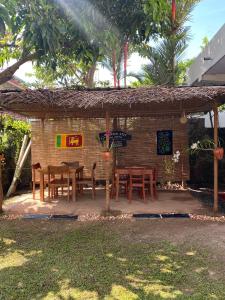 een tafel en stoelen voor een gebouw bij Mallika City Villa in Negombo