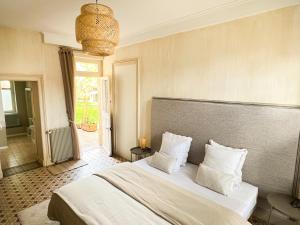 Savigné-sur-LathanにあるCloserie la Fontaineのベッドルーム1室(大型ベッド1台、白いシーツ、枕付)