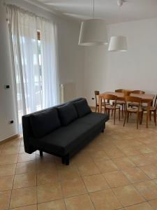 um sofá preto numa sala de estar com uma mesa em Villa Maria Palese em Bari