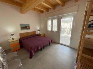 1 dormitorio con cama y ventana grande en RESIDENCE PACE - Agenzia Cocal, en Caorle
