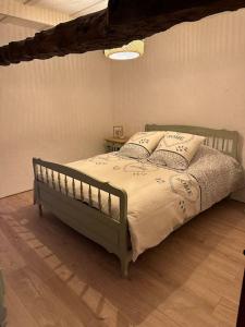 Ένα ή περισσότερα κρεβάτια σε δωμάτιο στο Petite maison