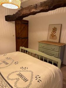 Ένα ή περισσότερα κρεβάτια σε δωμάτιο στο Petite maison