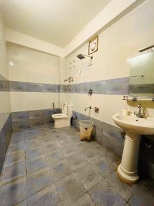 ein Bad mit einem WC und einem Waschbecken in der Unterkunft Solank Hotel & Cafe in Amritsar