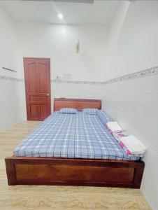 Een bed of bedden in een kamer bij NHÀ NGHỈ NHẬT ANH
