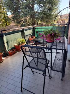 una mesa y sillas en un balcón con macetas en Bilocale con ampio terrazzo en Bra