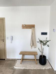 un banc dans une pièce avec une serviette sur un mur dans l'établissement Departamento Entre Rios, à Santa Rosa