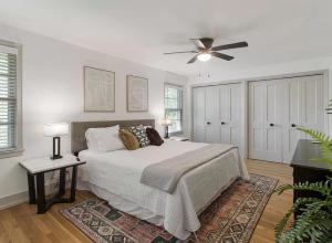 - une chambre avec un lit et un ventilateur de plafond dans l'établissement cozy&chic, à Quakertown