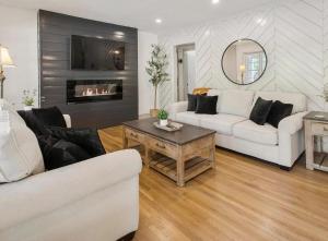 奎克敦的住宿－cozy&chic，客厅配有白色沙发和壁炉