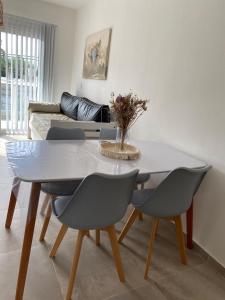 een eettafel en stoelen in de woonkamer bij Departamento Entre Rios in Santa Rosa