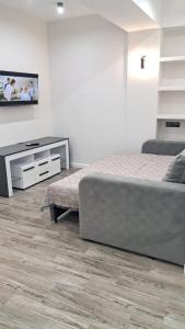 1 dormitorio con 2 camas y TV en la pared en AIRPORT-TAXI-PARKING-Card, en Chişinău