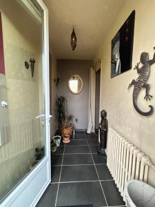um corredor de uma casa com piso em azulejo em Dame Salamandre em Concarneau