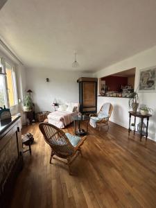 uma sala de estar com uma cama, uma mesa e cadeiras em Dame Salamandre em Concarneau