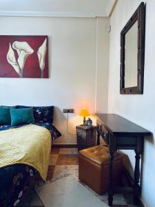 - une chambre avec un lit, un bureau et un miroir dans l'établissement Rafaello Apartment ,,La zona Cabo Roig, Area Cabo Roig", à Orihuela