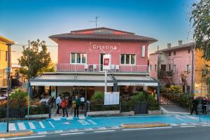 een winkel op de hoek van een straat bij Albergo Cristina in Lazise