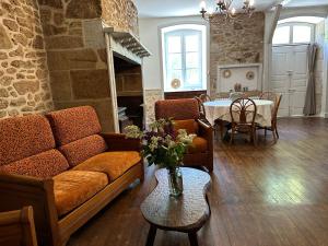 un salon avec un canapé et une table dans l'établissement LA VIEILLE AUBERGE, à Saint-Geniez-ô-Merle