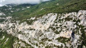 una vista aérea de una montaña rocosa en Hotel Miramonti, en Dro