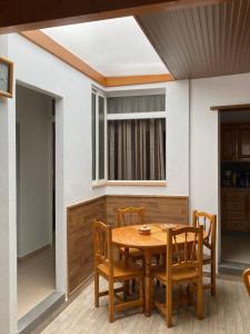 Fasnia的住宿－Casa Enedina，一间带木桌和椅子的用餐室
