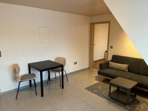 賽尼厄萊吉耶的住宿－Appartement de vacances "La Poste"，客厅配有沙发和桌子